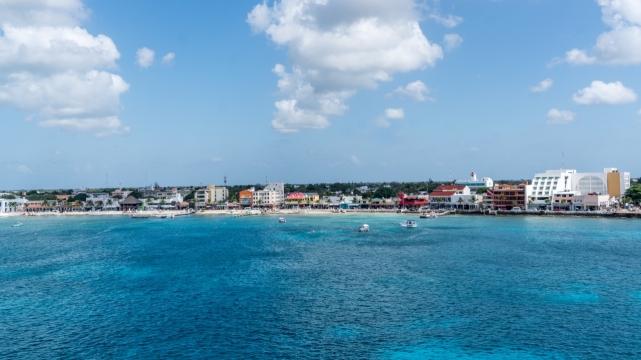 海边城市沙滩清澈海水快艇风景