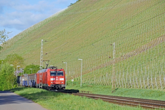 阳光户外铁路轨道红色火车