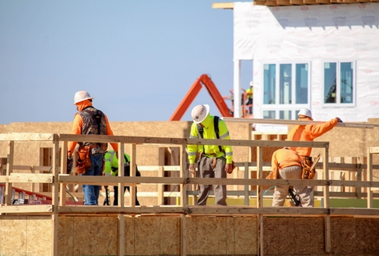 阳光午后城市内施工男性工人们