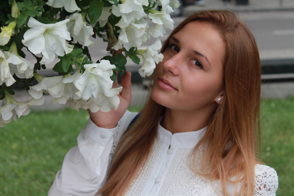 美女摄影_城市街道自然白色花朵植物边长发女性