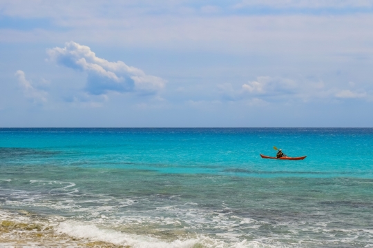 遥望无际蓝色大海皮划艇船只