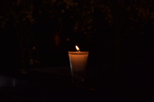 黑暗处火光微弱的蜡烛特写摄影