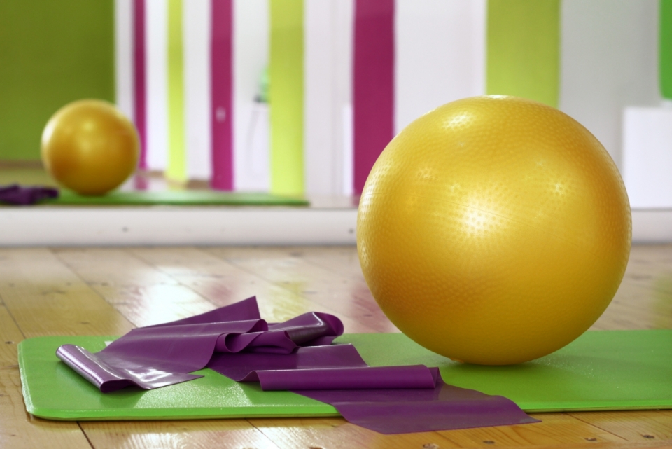 瑜伽室的瑜伽垫和瑜伽球特写