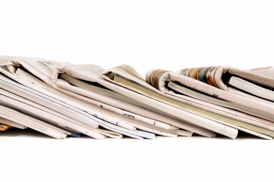 家中桌面斜靠堆积报纸书本