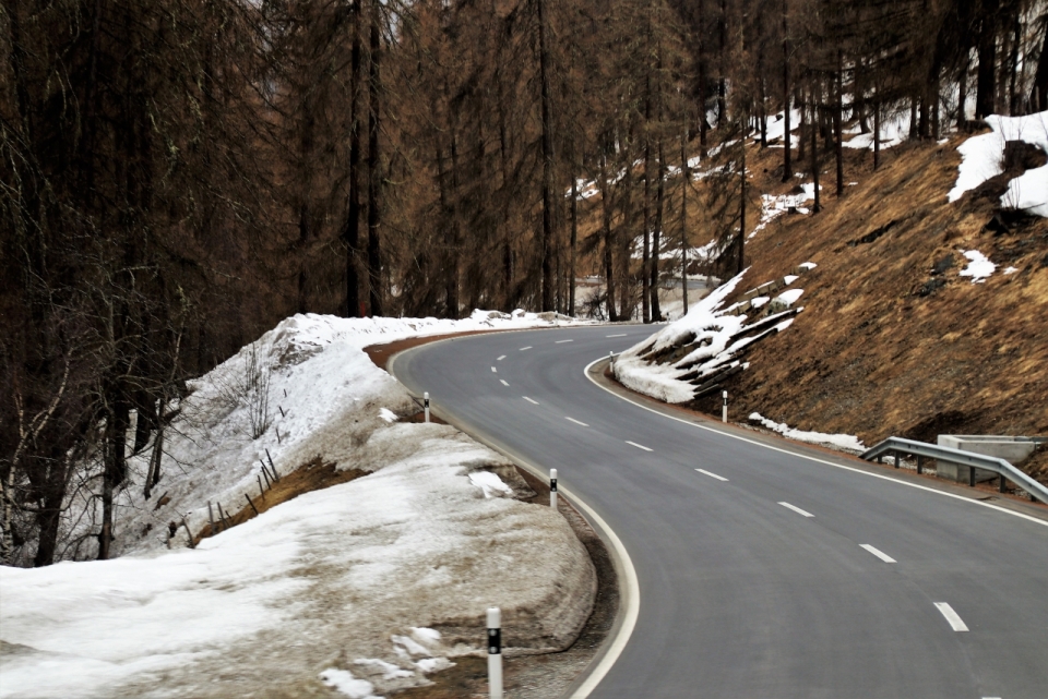 风光摄影_森林中冬季雪后公路风光