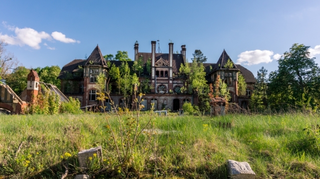 郊外晴朗天气覆盖肥沃草地房屋外观