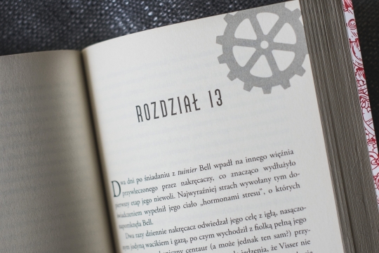 打开的书籍上印着齿轮和英文的白色书页