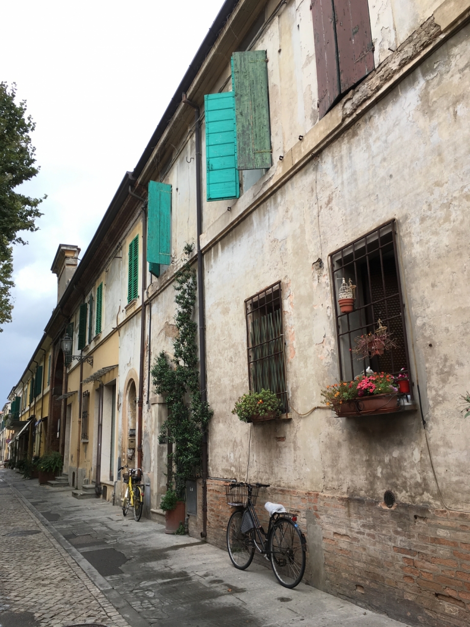 意大利古典街道建筑路边自行车