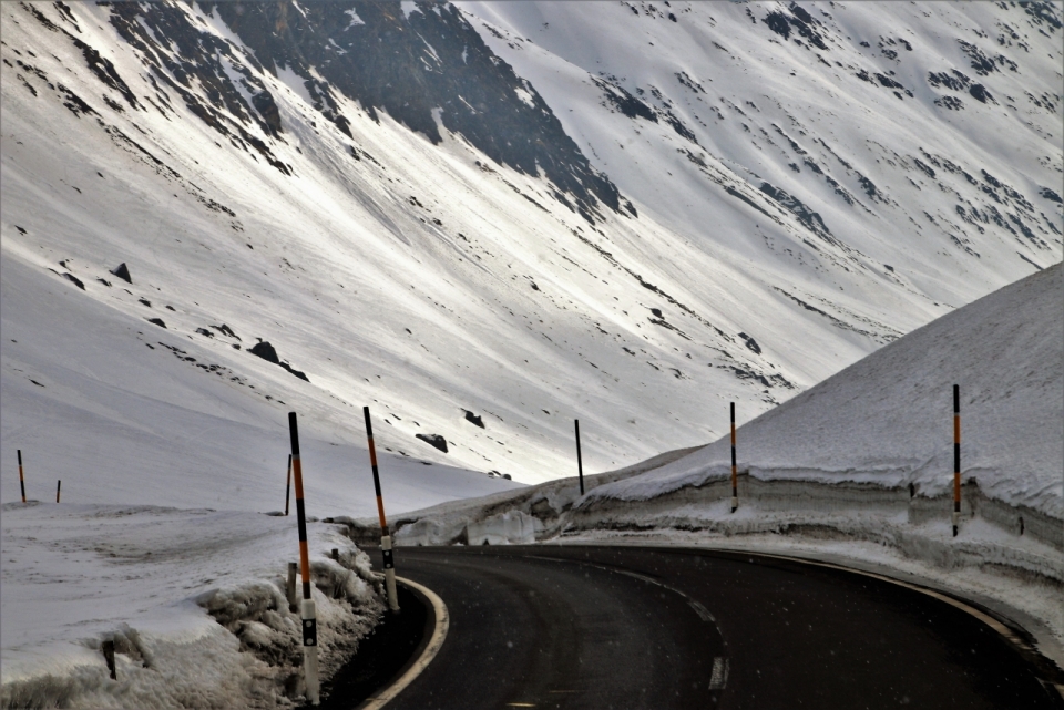 白色雪山中蜿蜒公路自然风光