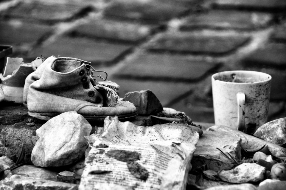 黑白室外地面破旧废弃鞋子杯子
