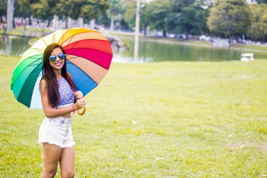 河边草坪上戴墨镜穿着热裤的美女