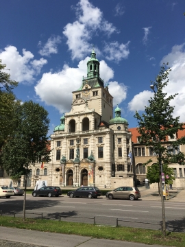 城市街道博物馆前马路行驶轿车