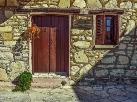 午后古老石质墙壁木质门窗建筑