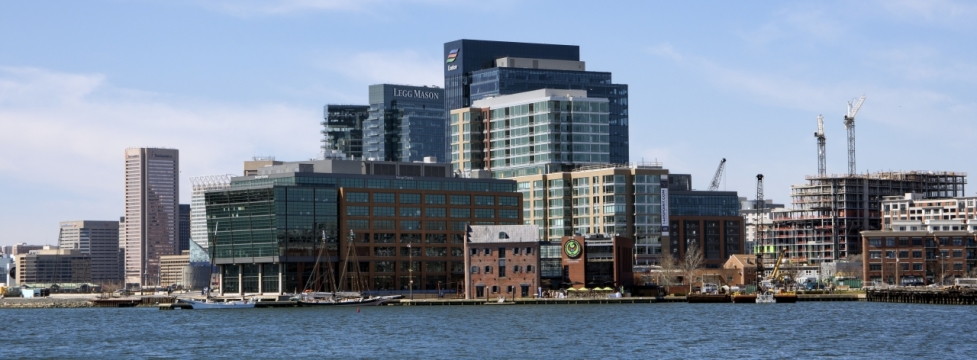 蓝色天空自然湖泊城市街道全景