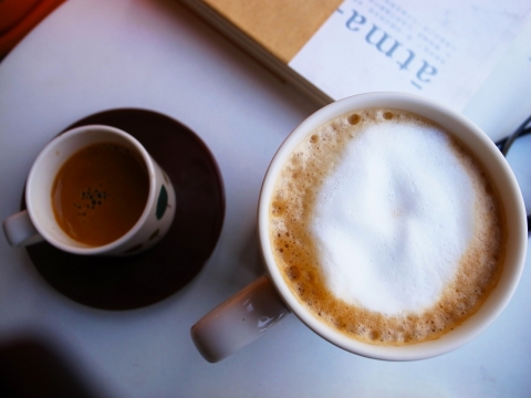 室内白色桌子马克杯中美味咖啡饮品