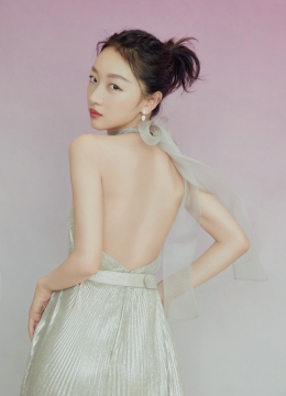 周冬雨露背礼裙性感图片写真