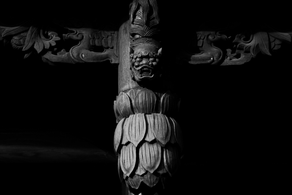 黑白宗教传统文化木制艺术雕刻柱子