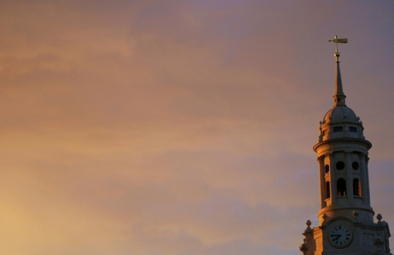 傍晚阳光城市街道古典高塔建筑