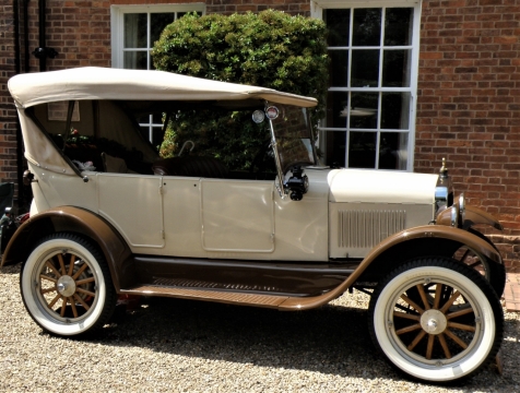 街边停放老爷车洁白外观漆面特写