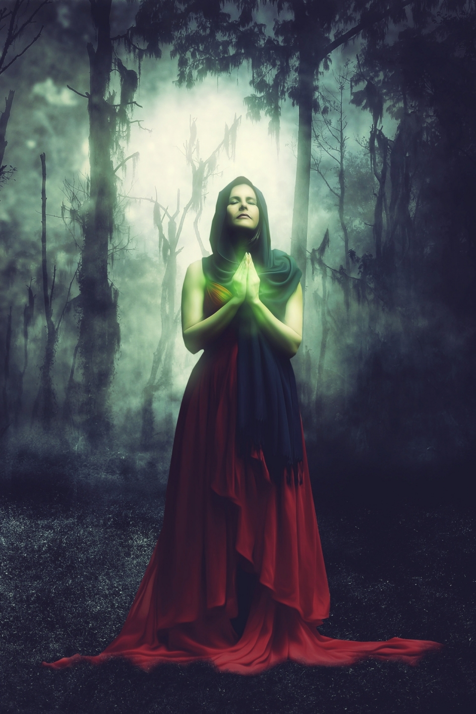 昏暗森林中红衣祈祷女子手部绿光