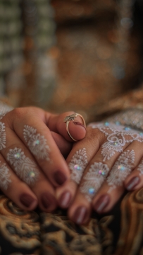 虚化背景戴戒指白色蕾丝手套女性手部特写