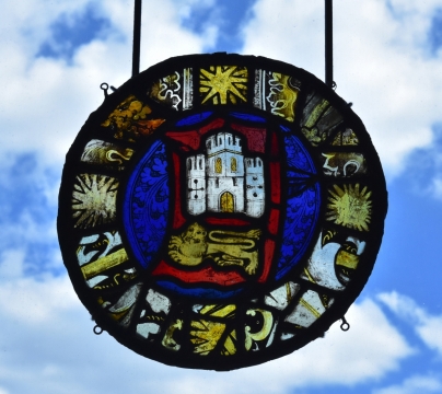 蓝天下的街边琉璃彩色招牌特写