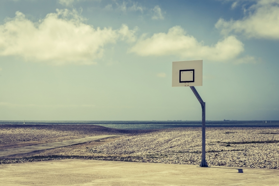 蓝色天空户外空旷大海沙滩篮球框