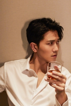 帅气男明星彭冠英白衬衫写真图片