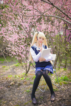 美女摄影_桃树下写生采风可爱少女特写