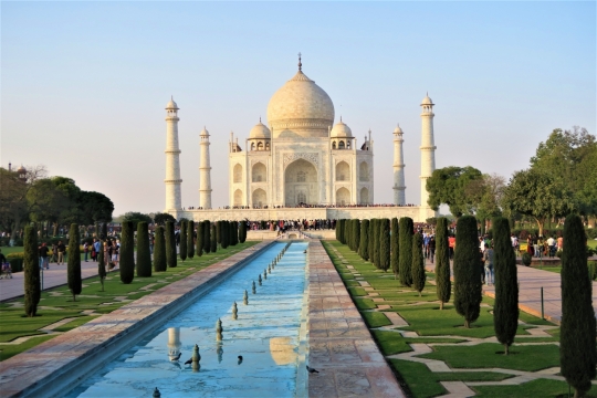 建筑摄影_印度泰姬陵白色圆顶建筑正面