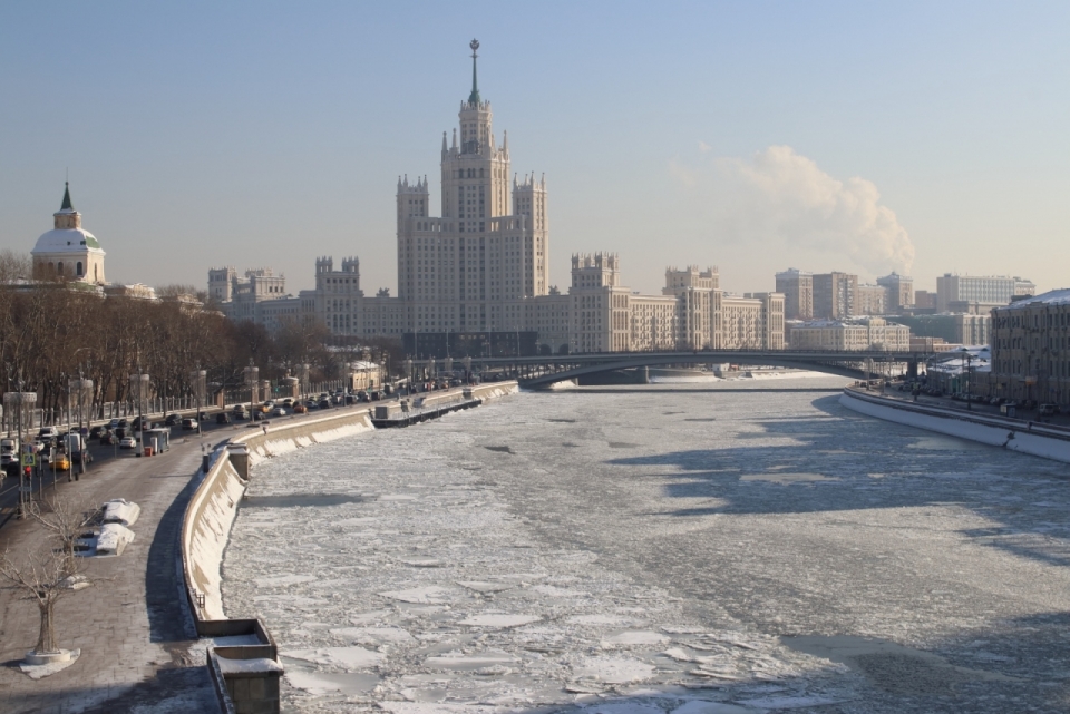 俄罗斯莫斯科被冰雪冰冻的长河