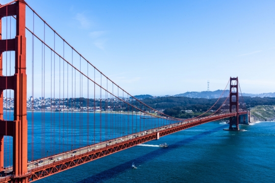 阳光蓝色大海城市红色钢铁高架桥