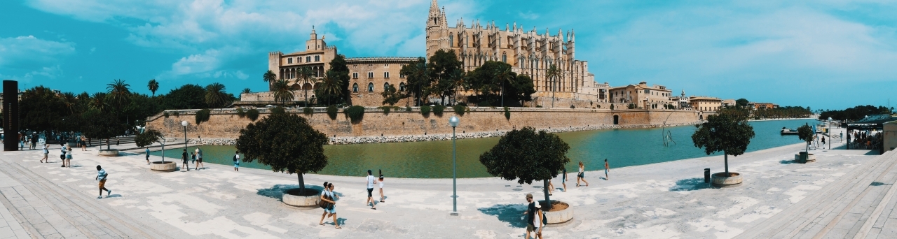 早晨马略卡岛城市街道教堂建筑