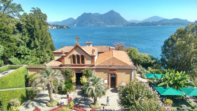 阳光下青山湖泊房屋建筑风光