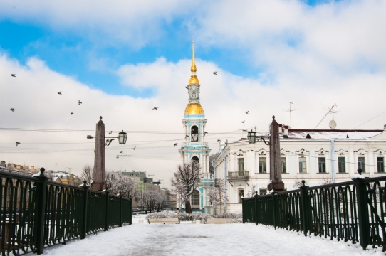 冬季小镇桥梁树木白色积雪风光美拍