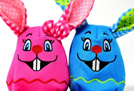 白色背景红色蓝色兔子玩偶