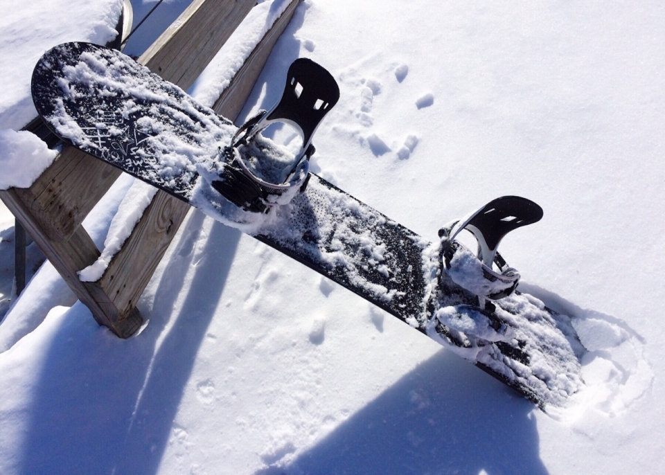 雪地中布满积雪的滑雪板