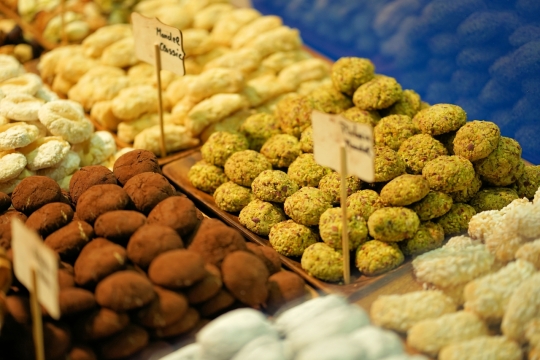 商店橱窗美味新鲜小巧精致甜点