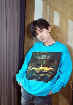 明星易烊千玺图片