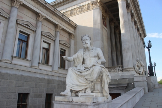 大理石高耸建筑下精致人物石雕