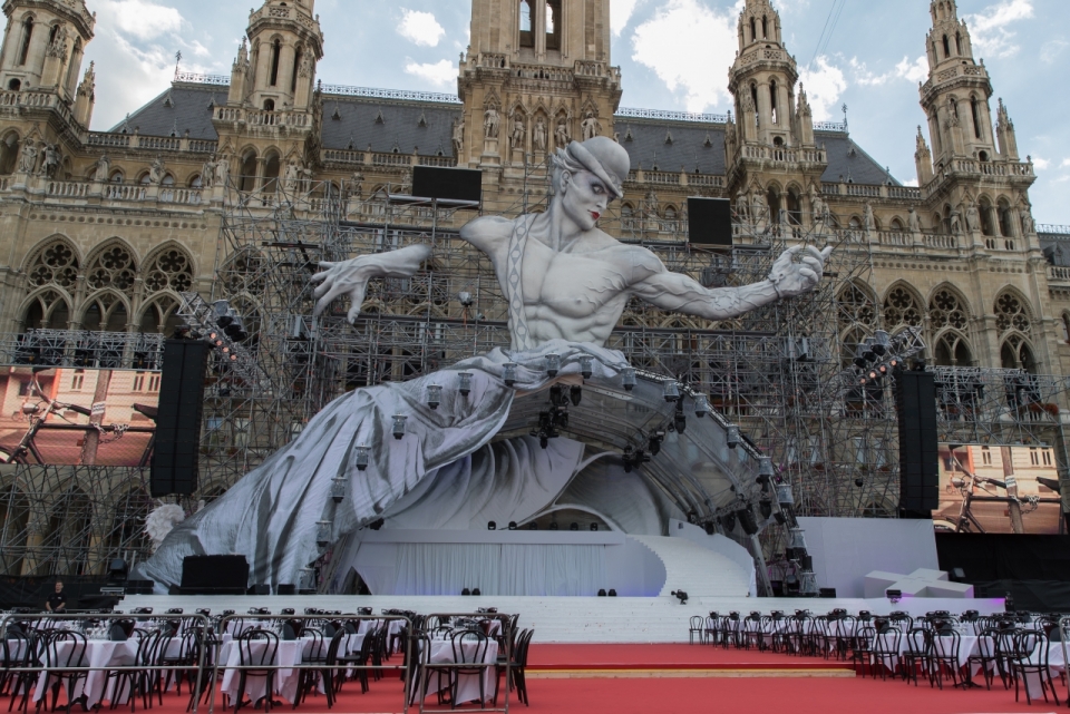 维也纳城市工事中巨大白色石质雕像