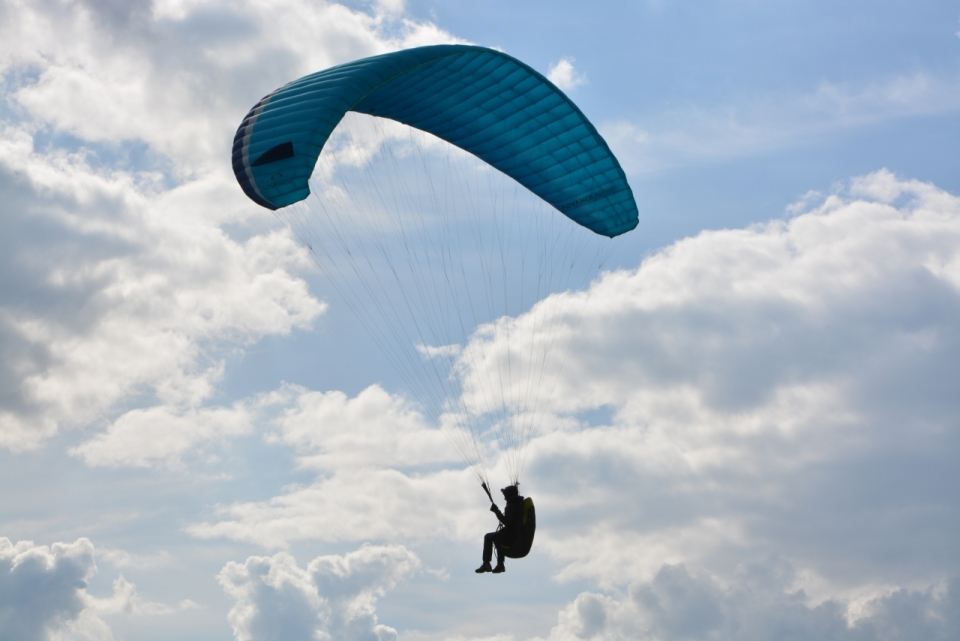 蓝色天空滑翔伞运动成年男性