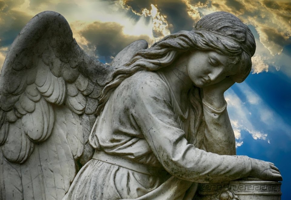 左手撑头睡着的天使雕像特写