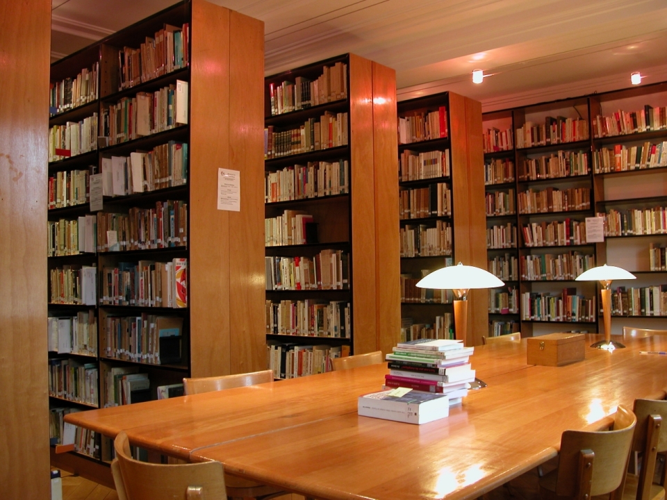 图书馆书架和桌椅温暖舒适摄影图片