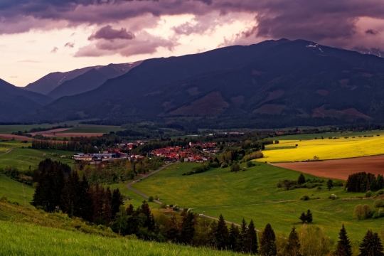 昏暗天空山峰自然草坪城市建筑