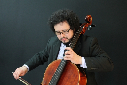 正在演奏大提琴的音乐家