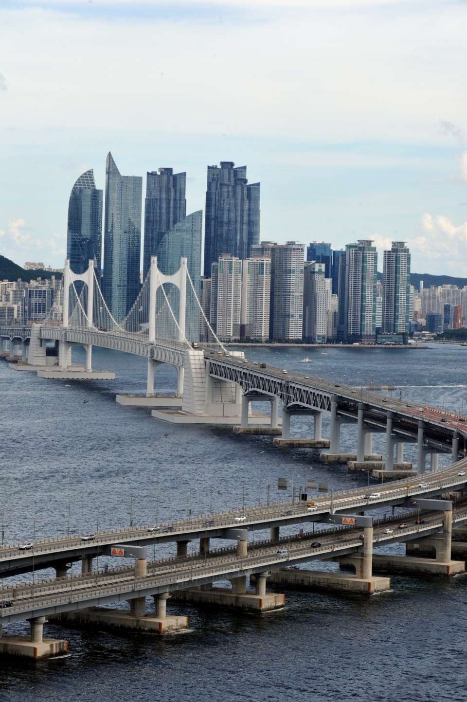 横跨大海海面桥梁接轨高楼城市