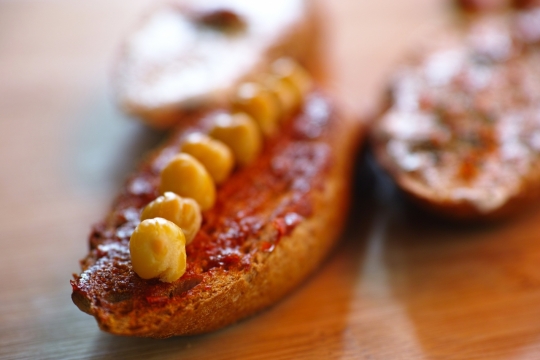 虚化背景室内木制桌面咸味美味面包